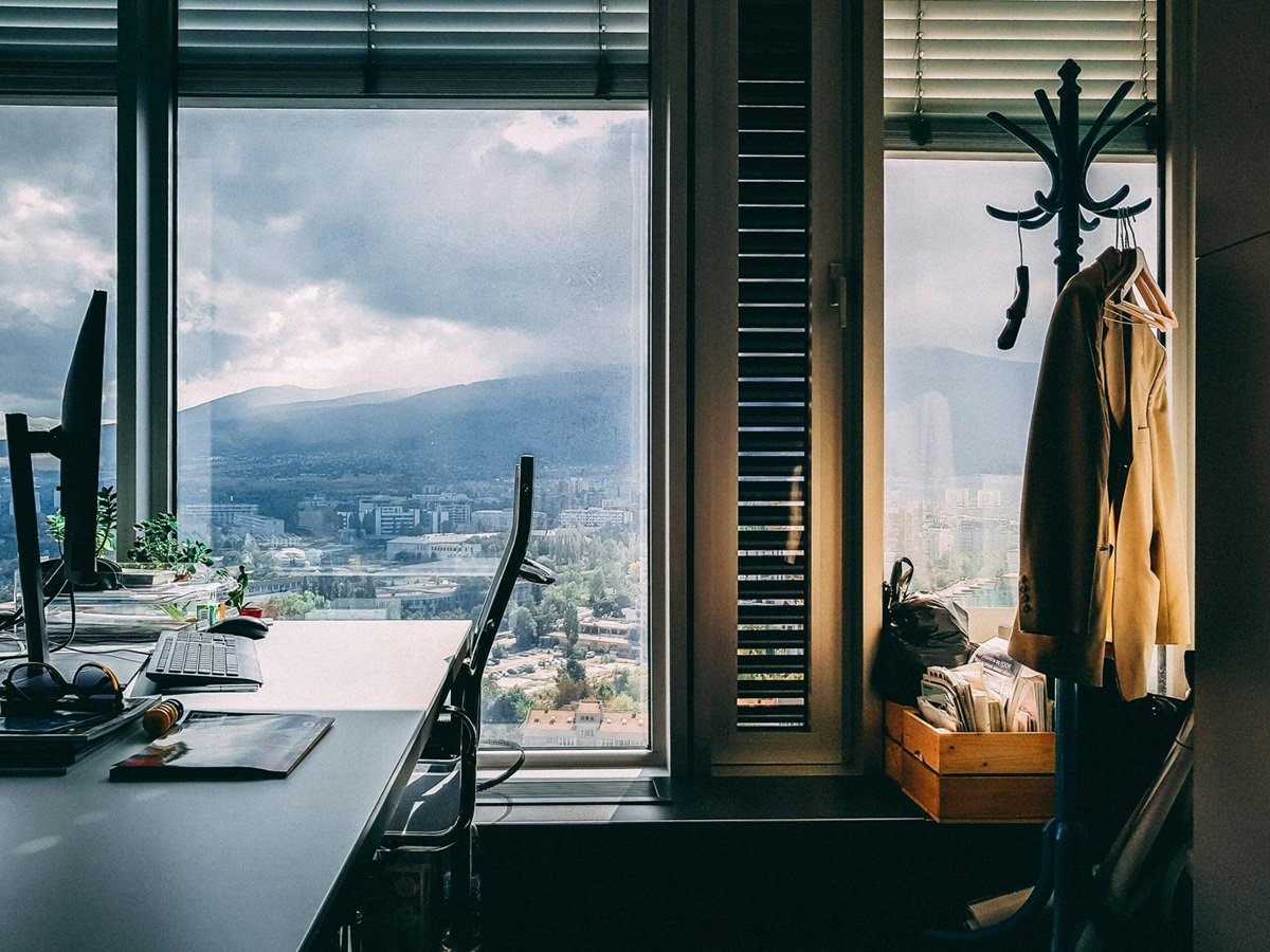 Photo d'un bureau avec vue sur la vallée, représentant imaginairement les locaux de Webelio.